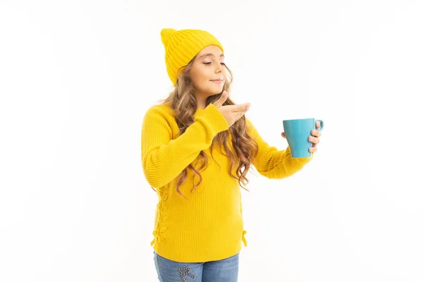 Linda Niña Ropa Amarilla Posando Con Taza Sobre Fondo Blanco — Foto de Stock