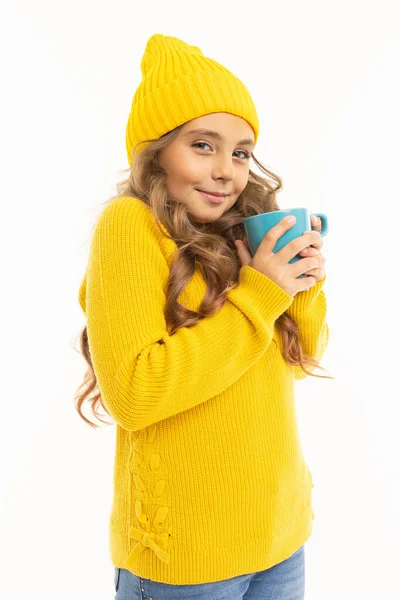 穿着黄色衣服的可爱小女孩 背景是白色的 摆着杯子 — 图库照片