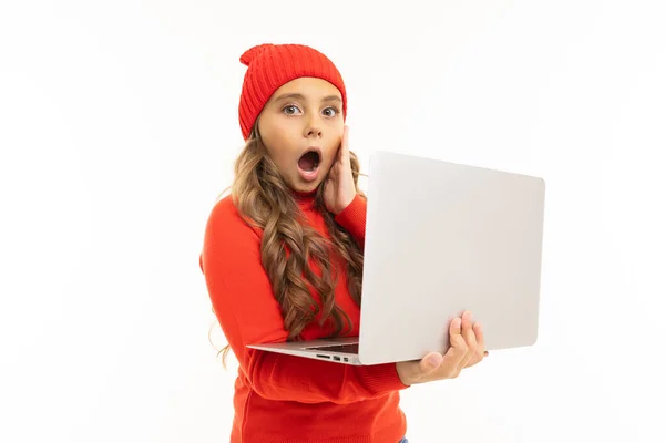 Cute Little Girl Czerwonym Swetrze Kapelusz Pozowanie Laptopem Białym Tle — Zdjęcie stockowe