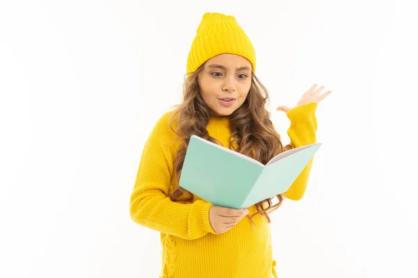 Bonito Menina Roupas Amarelas Posando Com Livro Contra Fundo Branco — Fotografia de Stock