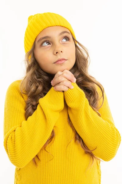 Linda Niña Suéter Amarillo Sombrero Posando Sobre Fondo Blanco —  Fotos de Stock