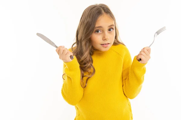 Cute Little Girl Żółtych Ubrań Pozowanie Widelcem Nóż Białym Tle — Zdjęcie stockowe