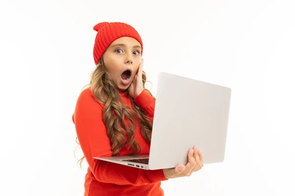 Menina Bonito Camisola Vermelha Chapéu Posando Com Laptop Contra Fundo — Fotografia de Stock