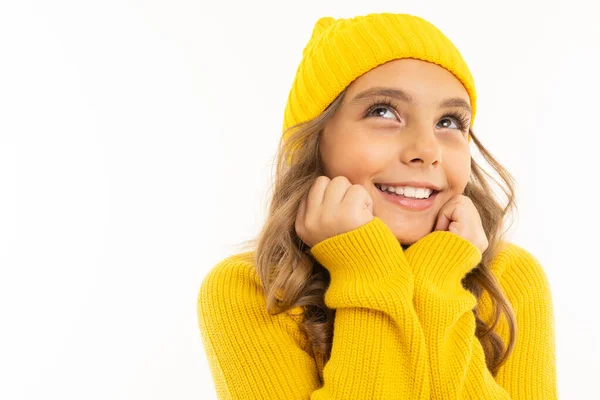 Nettes Kleines Mädchen Gelbem Pullover Und Hut Posiert Vor Weißem — Stockfoto
