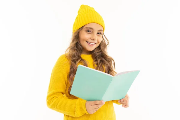 Carino Bambina Abiti Gialli Posa Con Libro Contro Sfondo Bianco — Foto Stock