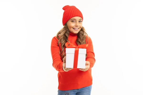 Linda Niña Suéter Rojo Sombrero Posando Con Regalo Sobre Fondo —  Fotos de Stock