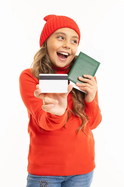 Linda Niña Suéter Rojo Sombrero Posando Con Pasaporte Tarjeta Crédito —  Fotos de Stock