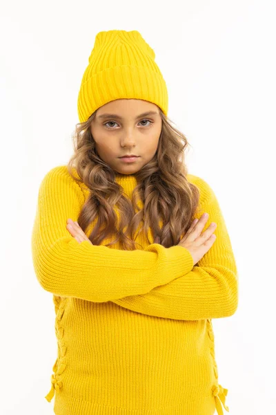 Linda Niña Suéter Amarillo Sombrero Posando Sobre Fondo Blanco —  Fotos de Stock