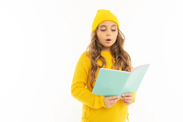 Nettes Kleines Mädchen Gelben Kleidern Posiert Mit Buch Vor Weißem — Stockfoto