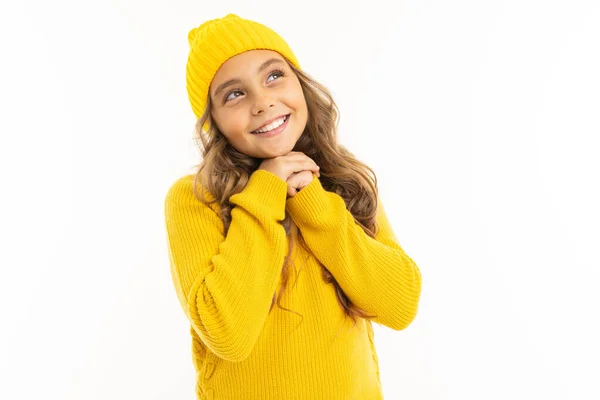 Menina Bonito Suéter Amarelo Chapéu Posando Contra Fundo Branco — Fotografia de Stock