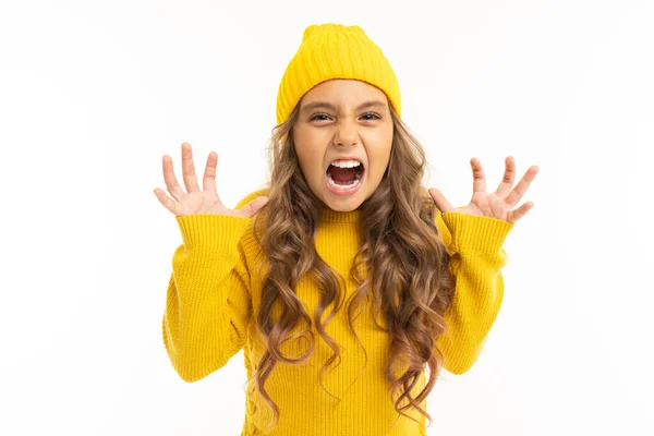 Carino Bambina Giallo Maglione Cappello Posa Contro Sfondo Bianco — Foto Stock