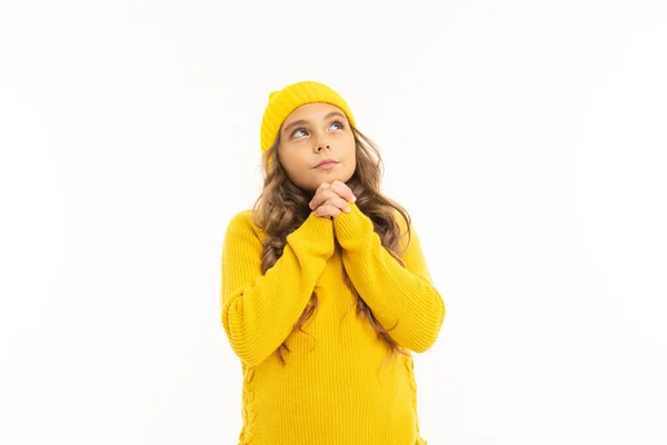 Carino Bambina Giallo Maglione Cappello Posa Contro Sfondo Bianco — Foto Stock