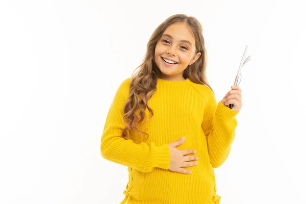 Linda Niña Ropa Amarilla Posando Con Tenedor Cuchillo Sobre Fondo — Foto de Stock