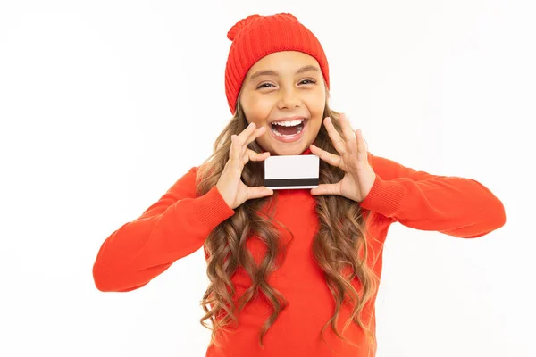 Χαριτωμένο Κοριτσάκι Κόκκινο Πουλόβερ Και Καπέλο Ποζάρουν Πιστωτική Κάρτα Λευκό — Φωτογραφία Αρχείου