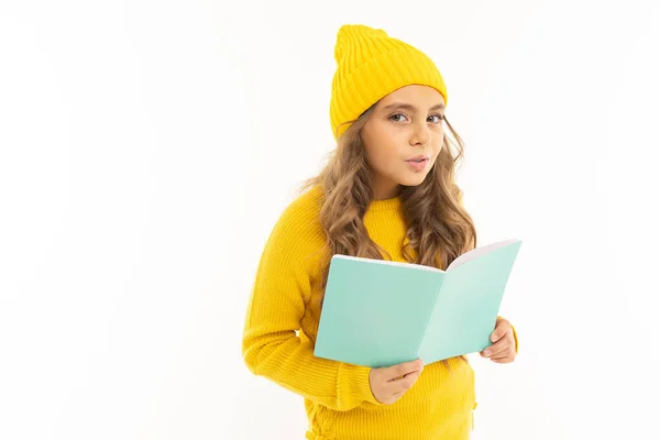 Carino Bambina Abiti Gialli Posa Con Libro Contro Sfondo Bianco — Foto Stock