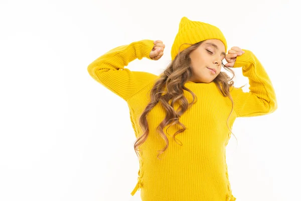 Χαριτωμένο Κοριτσάκι Κίτρινο Πουλόβερ Και Καπέλο Που Θέτουν Λευκό Φόντο — Φωτογραφία Αρχείου