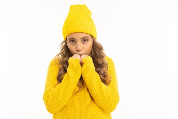 Linda Niña Suéter Amarillo Sombrero Posando Sobre Fondo Blanco — Foto de Stock