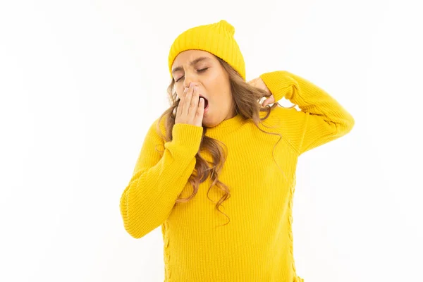 Menina Bonito Suéter Amarelo Chapéu Posando Contra Fundo Branco — Fotografia de Stock