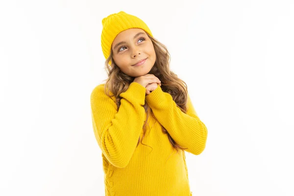Linda Niña Suéter Amarillo Sombrero Posando Sobre Fondo Blanco — Foto de Stock