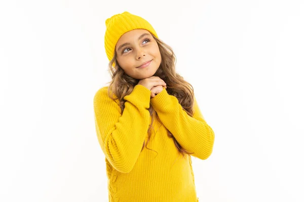 Linda Niña Suéter Amarillo Sombrero Posando Sobre Fondo Blanco —  Fotos de Stock