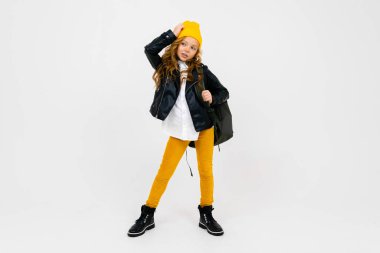 Sırt çantalı, deri ceketli, şık, küçük bir kız.