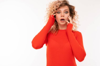 Beyaz arka plan üzerinde poz Kırmızı elbiseli genç kadın  