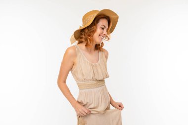 Beyaz arka planda poz veren genç kadın.  