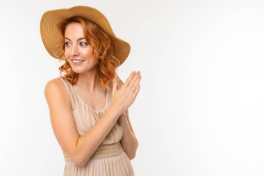 Beyaz arka planda poz veren genç kadın.  