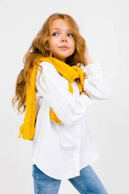 Stüdyoda parlak arka planda poz veren popüler liseli kız 