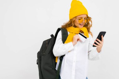 Cep telefonlu şirin, modaya uygun küçük bir gezgin kız.