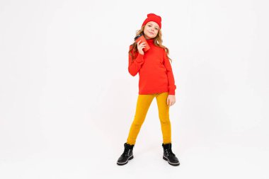 Stüdyoda kırmızı kağıt bardakla poz veren güzel bir kız. 