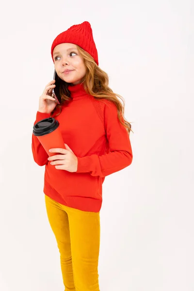 Schattig Meisje Met Papieren Beker Mobiele Telefoon Studio Lichte Achtergrond — Stockfoto