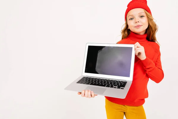 Cute Girl Pozowanie Laptopem Studio Tle Światła — Zdjęcie stockowe