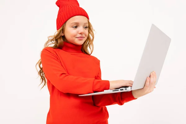 Cute Girl Pozowanie Laptopem Studio Tle Światła — Zdjęcie stockowe