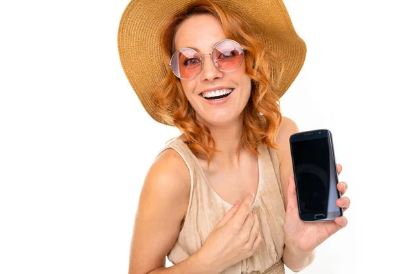 Jovem Mulher Vestido Posando Com Telefone Celular Contra Fundo Branco — Fotografia de Stock