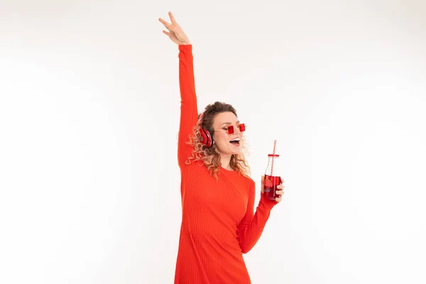 Mujer Joven Vestido Rojo Posando Con Bebida Sobre Fondo Blanco — Foto de Stock
