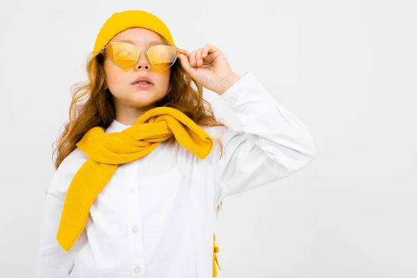 Nahaufnahme Porträt Des Süßen Kleinen Mädchens Mit Gelbem Schal Hut — Stockfoto