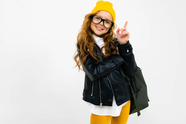 Крута Маленька Дівчинка Лазерній Куртці Позує Рюкзаком Студії Світлому Фоні — стокове фото