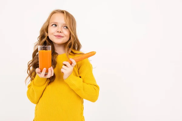 Carina Ragazza Posa Con Succo Studio Sfondo Chiaro — Foto Stock