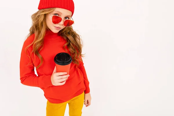 Linda Chica Gafas Rojas Posando Con Auriculares Sosteniendo Taza Papel — Foto de Stock