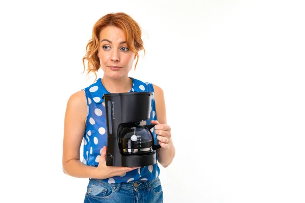 Genç Kızıl Saçlı Kadın Kahve Makinesinin Beyaz Arka Planında Poz — Stok fotoğraf