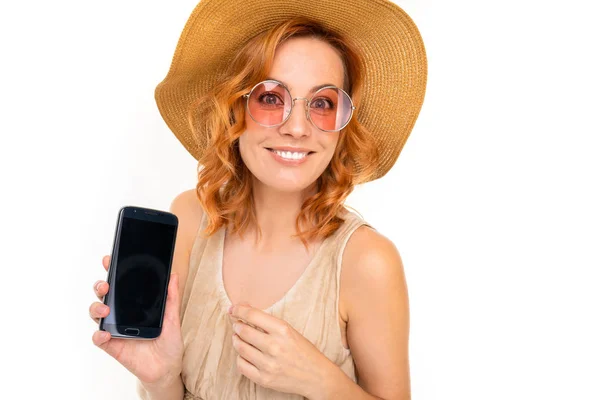 Jovem Mulher Vestido Posando Com Telefone Celular Contra Fundo Branco — Fotografia de Stock
