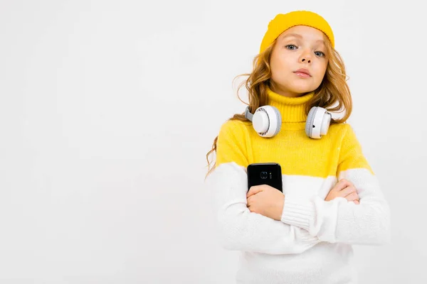 Linda Chica Posando Con Auriculares Teléfono Móvil Estudio Sobre Fondo — Foto de Stock