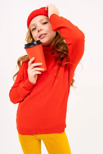 Linda Chica Posando Con Taza Papel Rojo Estudio Sobre Fondo — Foto de Stock