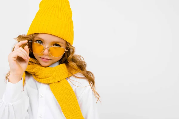 Sarı Eşarp Şapka Gözlük Takan Sevimli Küçük Kızın Portresini Kapat — Stok fotoğraf