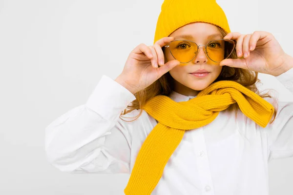 Κοντινό Πορτρέτο Του Χαριτωμένο Κοριτσάκι Φορώντας Κίτρινο Κασκόλ Καπέλο Και — Φωτογραφία Αρχείου