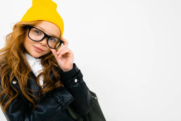 Menina Legal Jaqueta Laser Posando Com Mochila Estúdio Fundo Luz — Fotografia de Stock