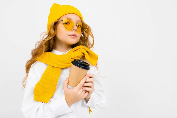 Colegiala Moda Posando Con Taza Café Estudio Sobre Fondo Claro — Foto de Stock