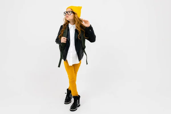 Niña Fresca Chaqueta Láser Posando Con Mochila Estudio Sobre Fondo — Foto de Stock