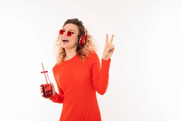 Mujer Joven Vestido Rojo Posando Con Bebida Sobre Fondo Blanco — Foto de Stock